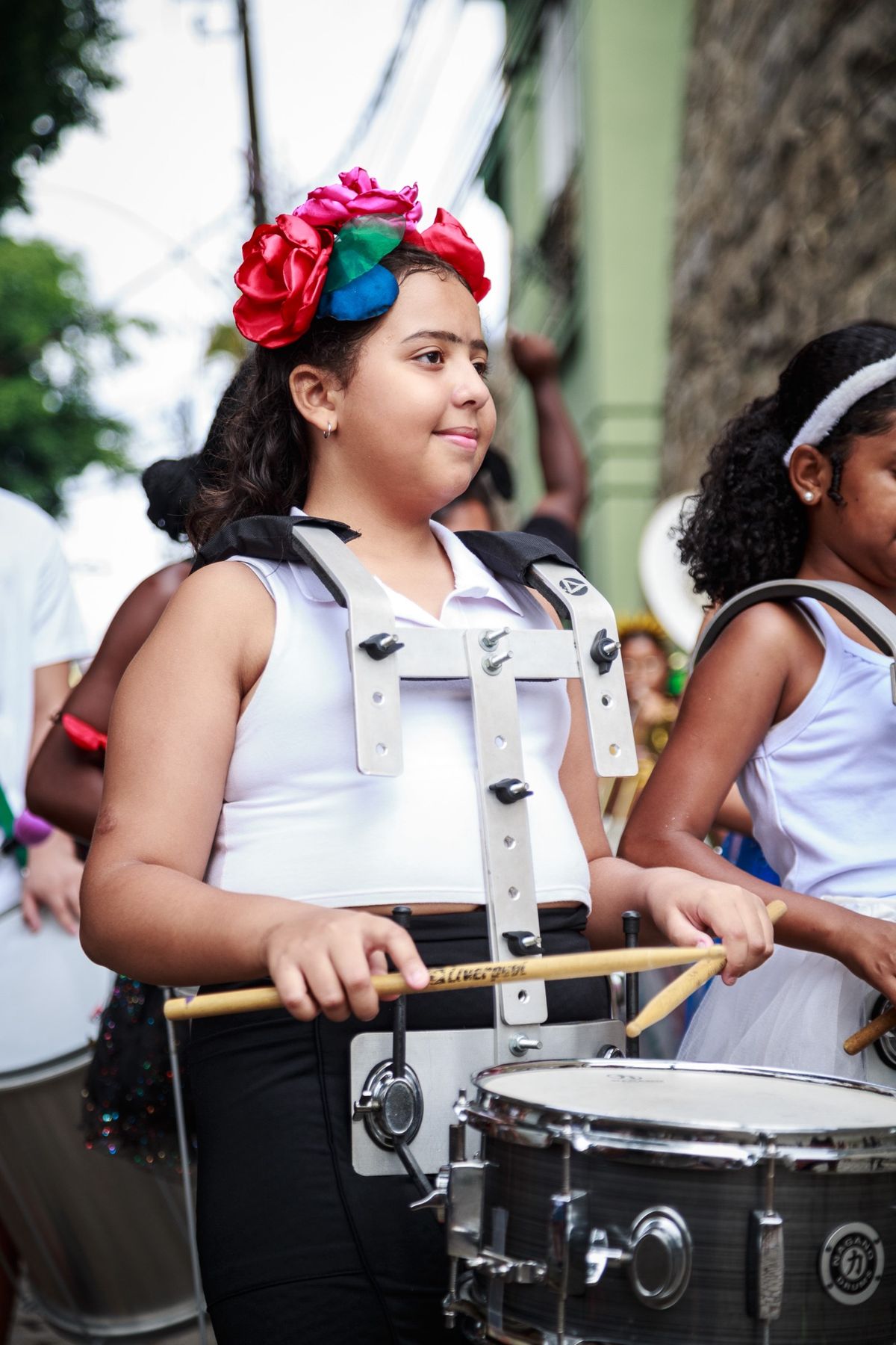 Jovem percussionista da Favela Brass em cortejo