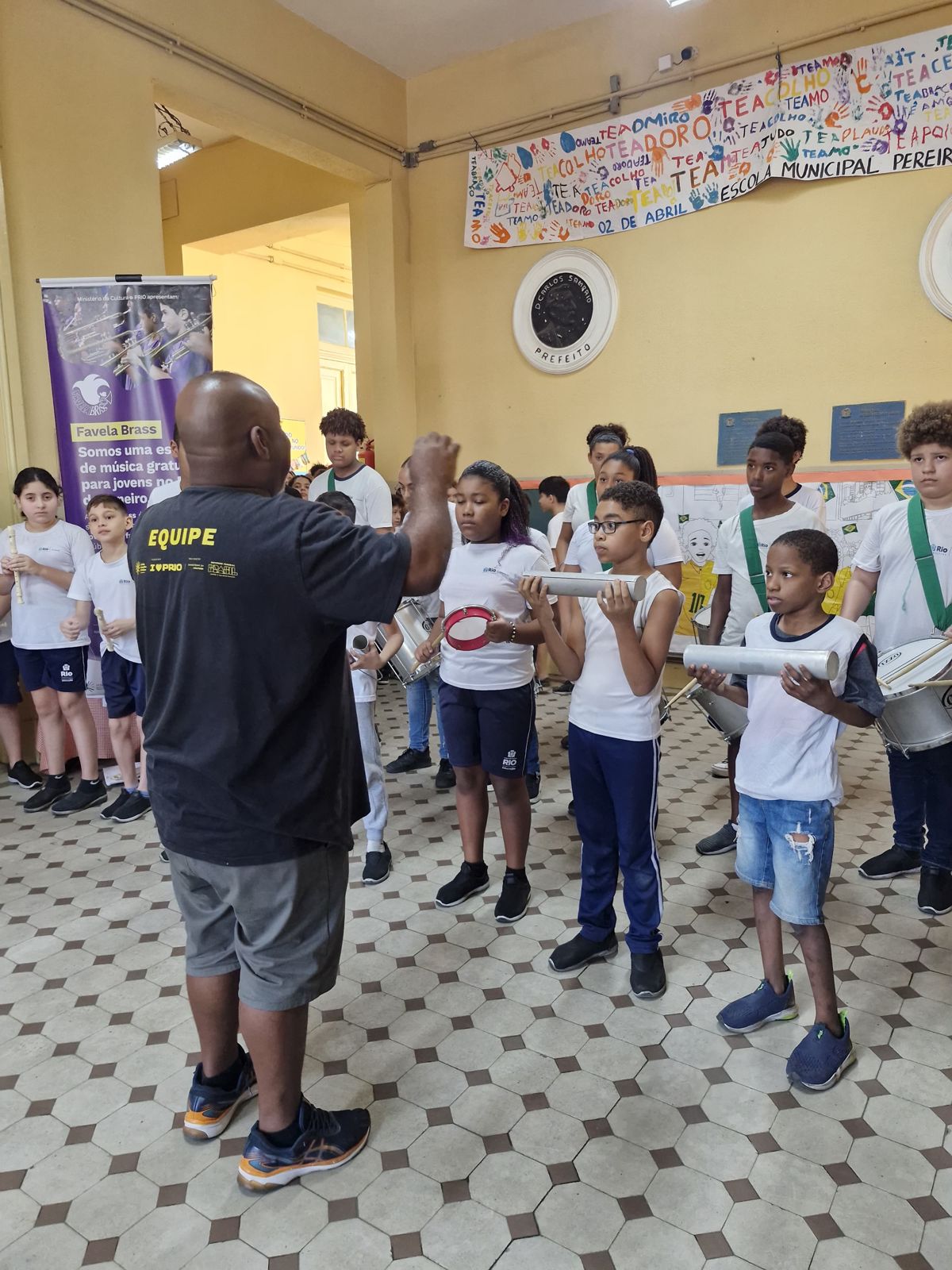 Oficina de música na Escola Municipal Pereira Passos